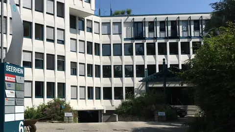 Büropark Seerhein mit Segel-Skulptur und den Hausnummern 6 und 8